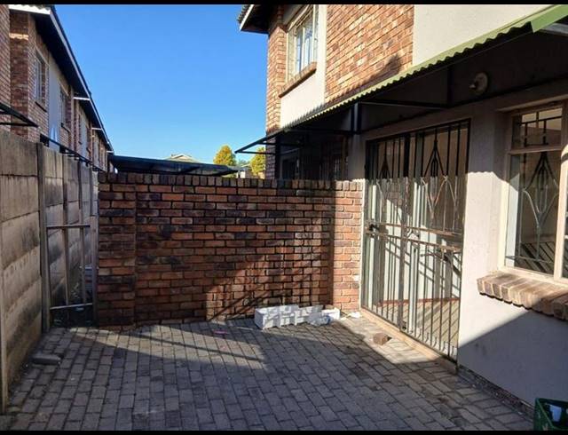 2 BEDROOM TOWNHOUSE FOR SALE IN EDLEEN